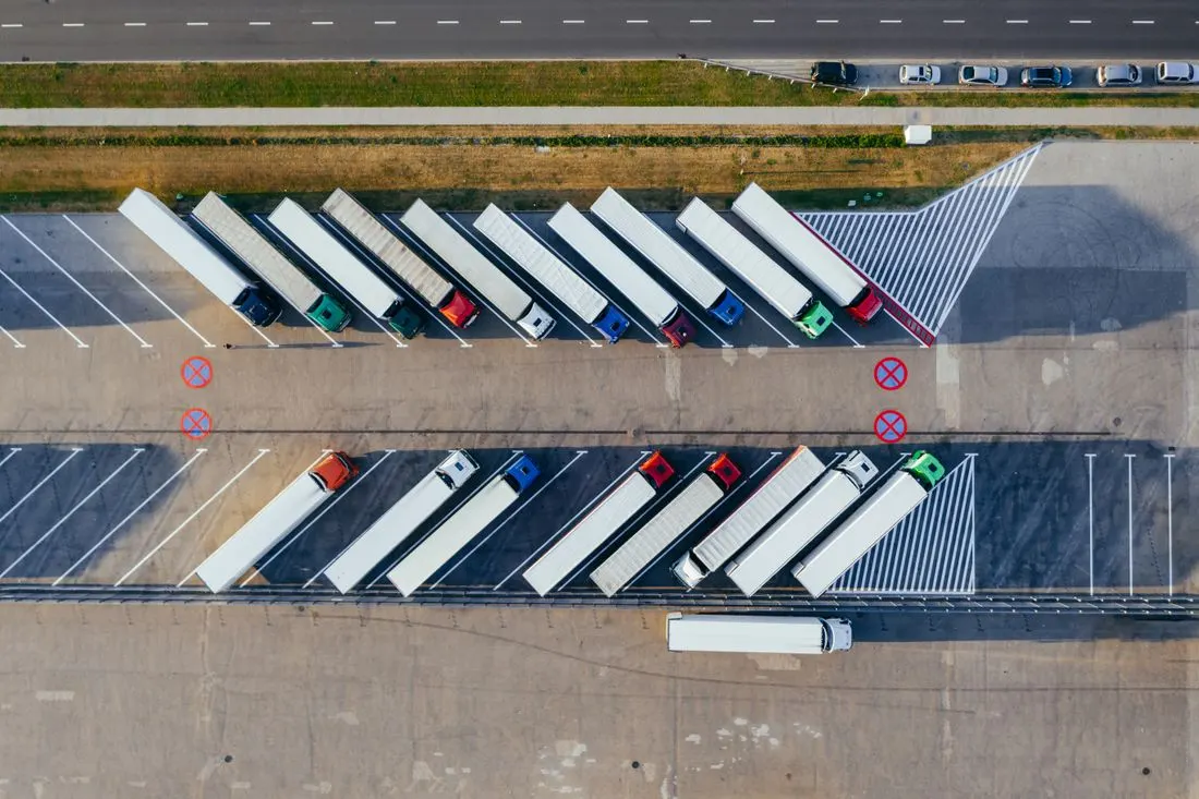 Vista aérea de tractocamiones estacionados en un patio